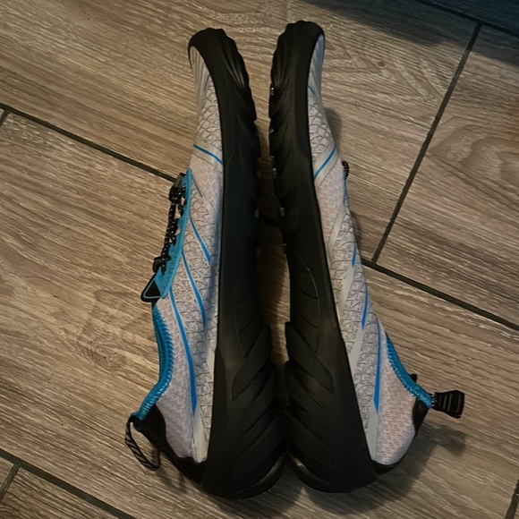 swim shoes size12 in women they are brand new never been worn sizing tag in shoe - Picture 2 of 4